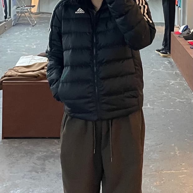 아디다스 에센셜 블랙 다운 패딩 H1341