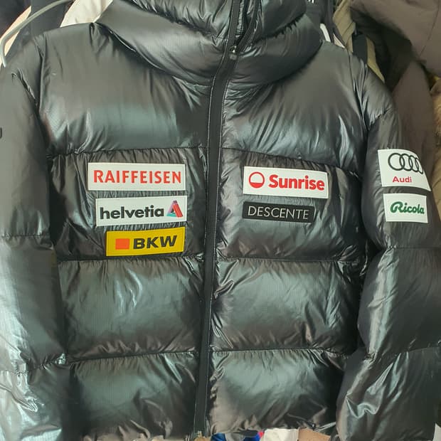 데상트 여성 숏패딩