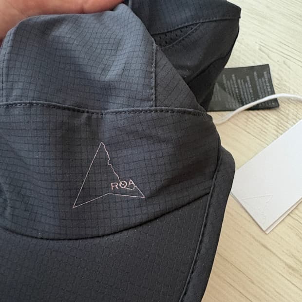 Roa 로아 모자 판매합니다.