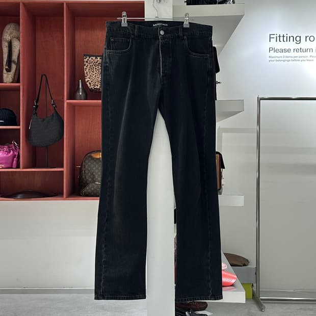 발렌시아가 블랙 스트레이트핏 흑청 데님 팬츠