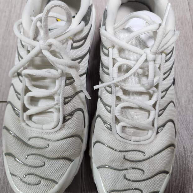 NIKE AIR MAX PLUS WHITE METALLIC SILVER
