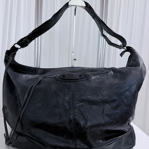 발렌시아가 커리어 모터백 블랙