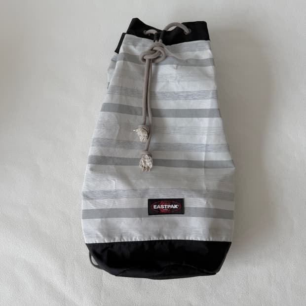 이스트팩(EASTPAK) 복조리 백팩(큰 사이즈, 어깨끈 안쪽면 묻어남)