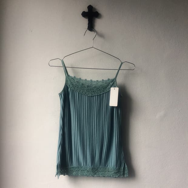 Lace pleats sleeveless