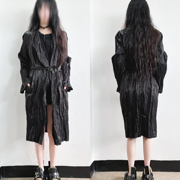 specchio 스페치오 글로시 메탈릭 플리츠 롱코트