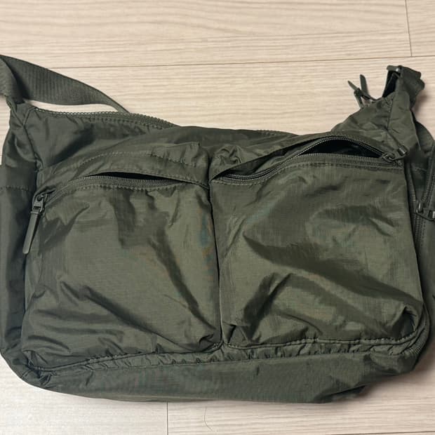 유니클로 멀티포켓백
