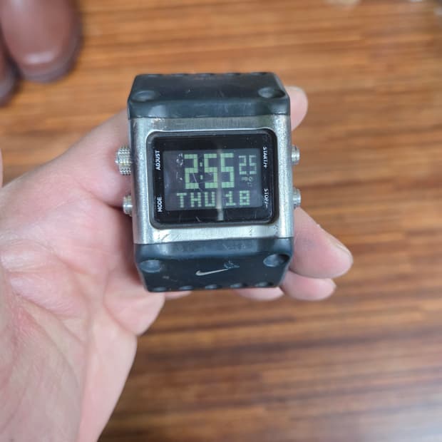 나이키 올드스쿨 빈티지 매틀 슬렛지 디지털 시계