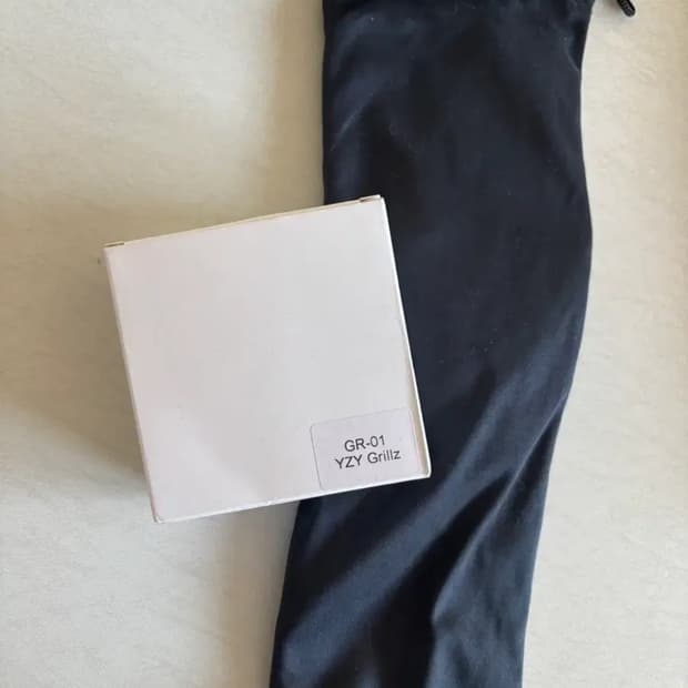 칸예 머천 그릴즈, 선글라스 두 제품 일괄 판매