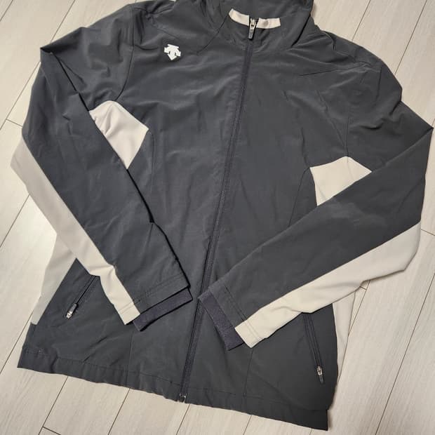 데상트 바람막이 집업 자켓 사이즈100(L)

오염 하자없이 깨끗해요^^