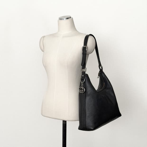 구찌 레더 참 호보백