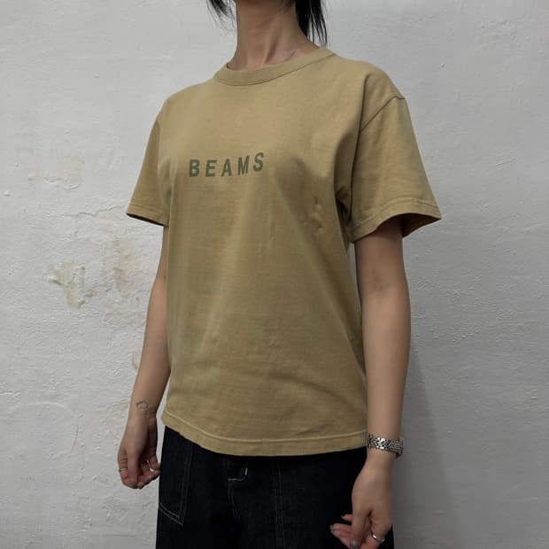 빔즈(BEAMS) 베이지컬러 프론트 나염 로고 코튼 크루넥 반팔
