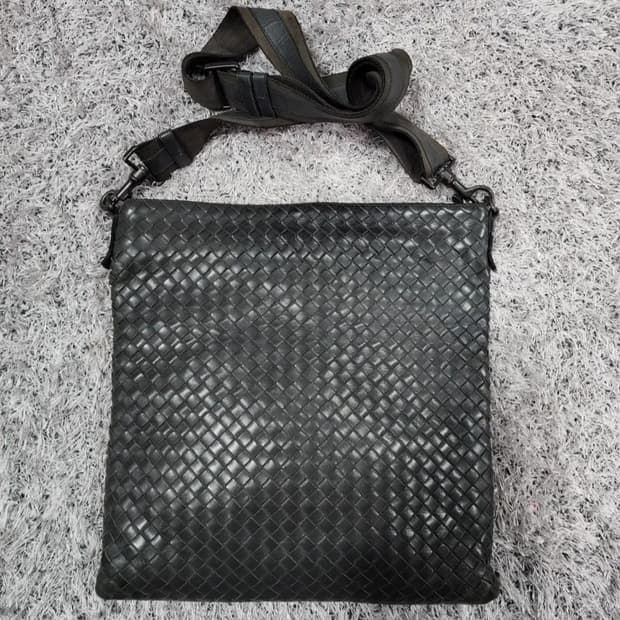 보테카베네타 크로스백