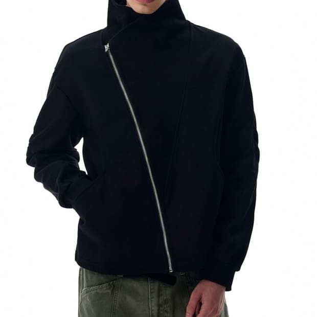 비대칭 사선 하이넥 집업