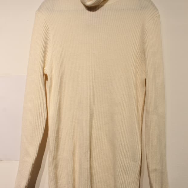 263. 아이보리 슬림 골지 폴라 니트