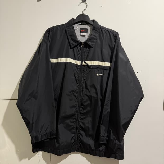 나이키 스우시 라인 바람막이