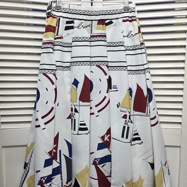 칼라거펠트 패턴 플리츠 스커트