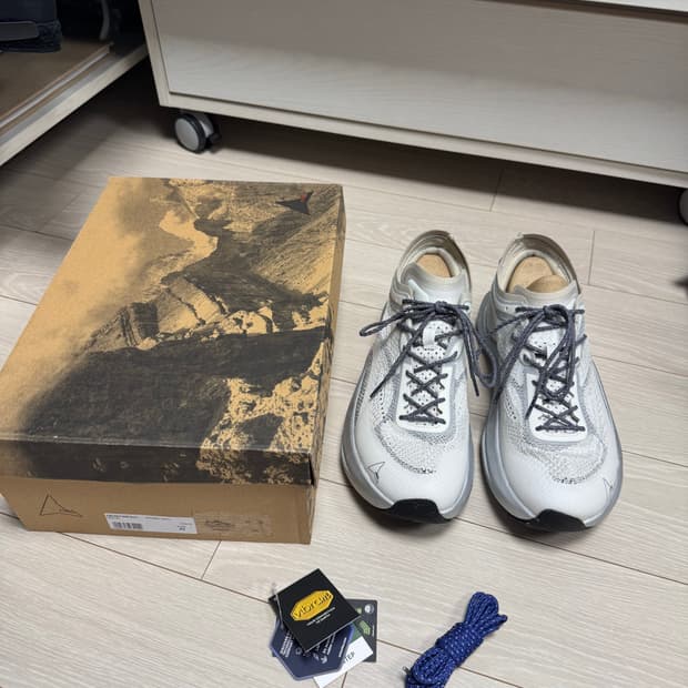 26ss 로아 셀라 라이트 화이트 42사이즈 