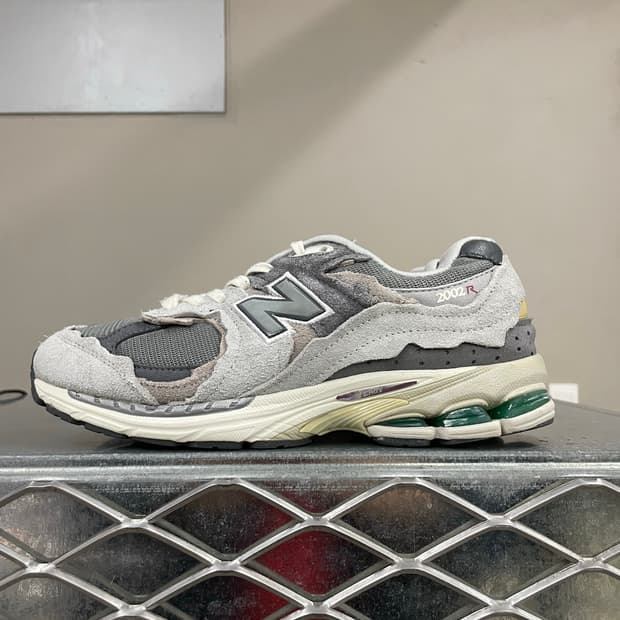 뉴발란스 2002R 프로텍션 팩 그레이  255