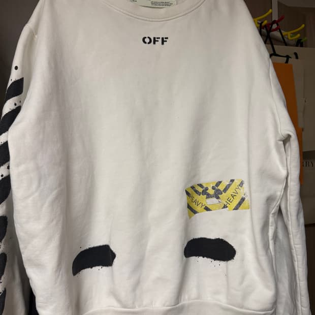 오프화이트 맨투맨