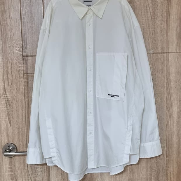 우영미 백로고 셔츠 