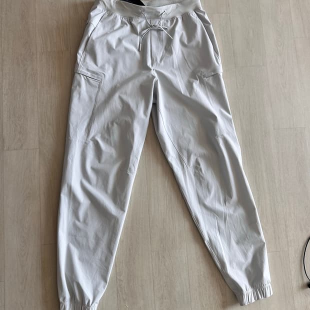 룰루레몬 제로드인 카고 조거 베이퍼색상 S사이즈