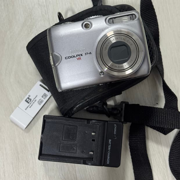 니콘 쿨픽스 P4 카메라