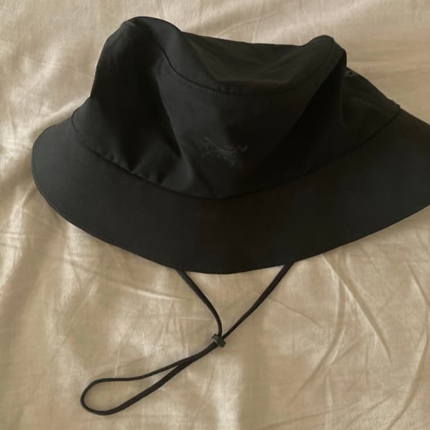 아크테릭스 신솔로 버킷햇