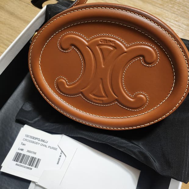 셀린느 트리오페 오벌 펄스 크로스백 탄