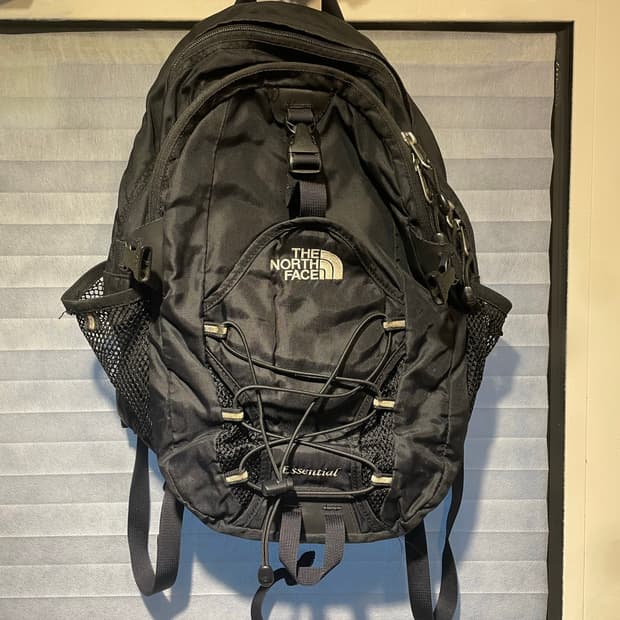 노스페이스 에센셜 