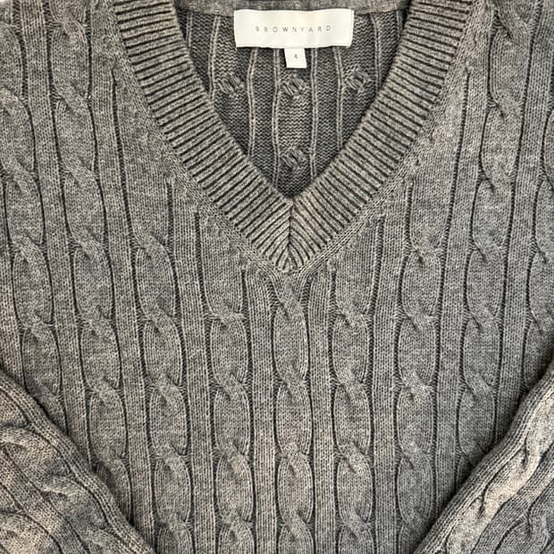 [4] 브라운야드 22ss 캐시미어 케이블 브이넥 니트