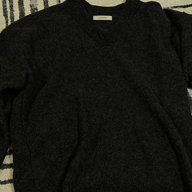 [L] 르메르 25FW 블랙 박시 V넥 스웨터