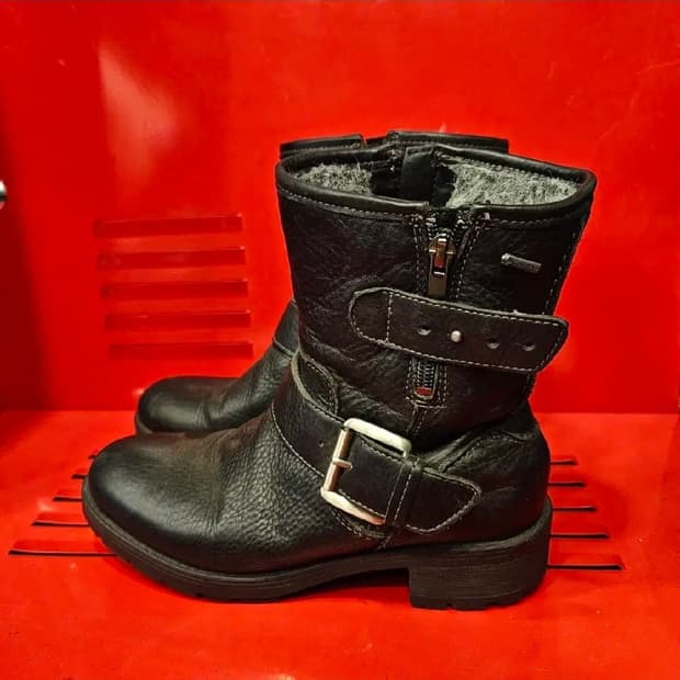 클락스(Clarks) 소가죽 스트렙 바이커 퍼 부츠 235size