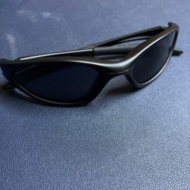 오클리 미뉴트 매트블랙