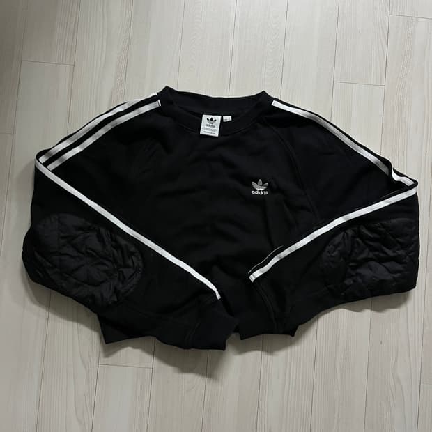 아디다스 크롭기모맨투맨 (팔꿈치디테일)