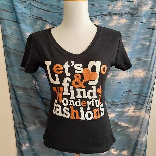 와투케 레터링 브이넥 반팔티셔츠