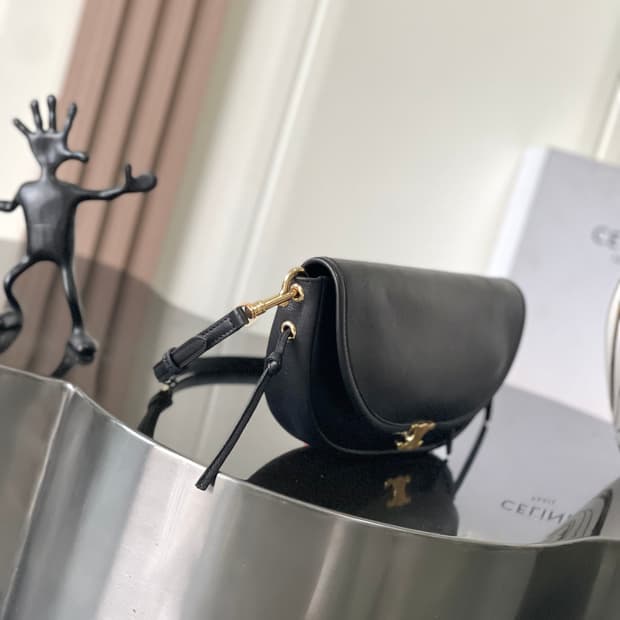 Celine정품 리틀 하프 문 소프트 트리옹프 - 서플 샤이니 램스킨