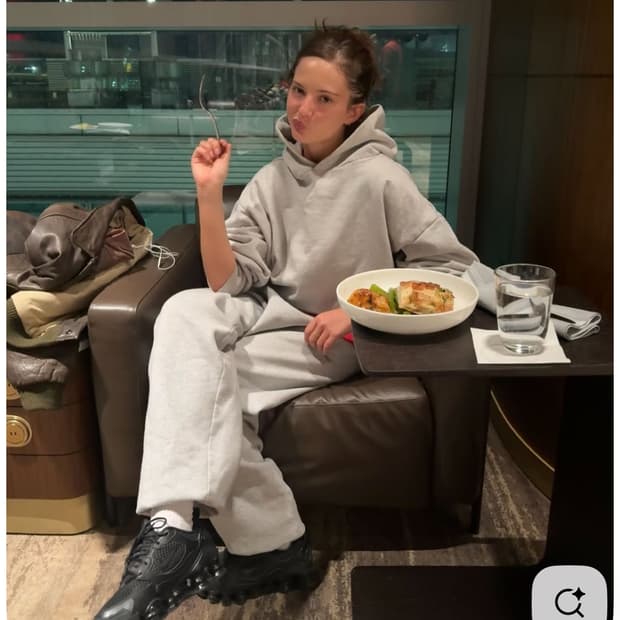 Skims classic hoodie M