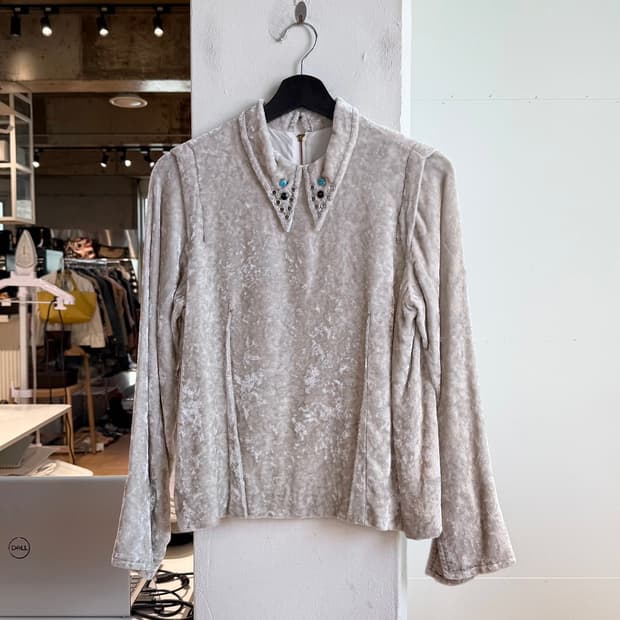 토가 풀라 아이보리 아카이브 벨벳 스터드 슬리브