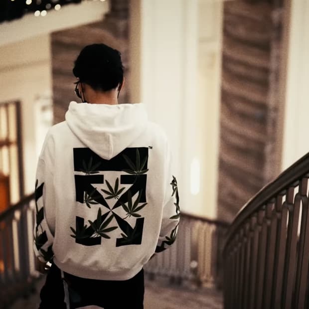 오프화이트 위드애로우 후드티