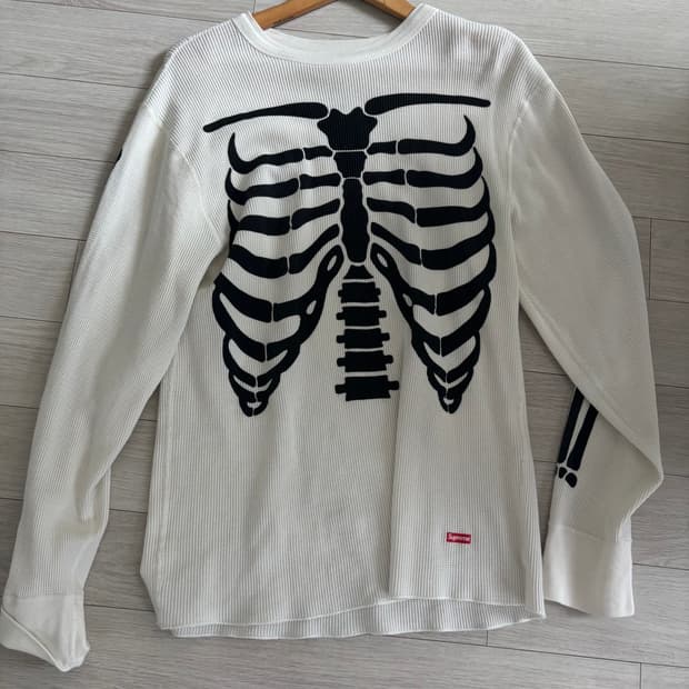 슈프림 본 해골 티 