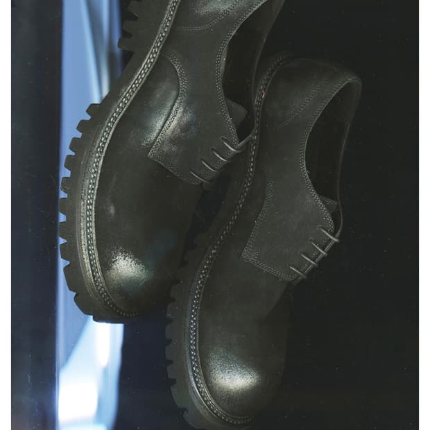 야세 페더 코만도솔 스웨이드 더비 블랙 판매합니다.