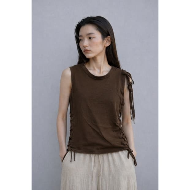 갈색 나무의 꿈 민소매 