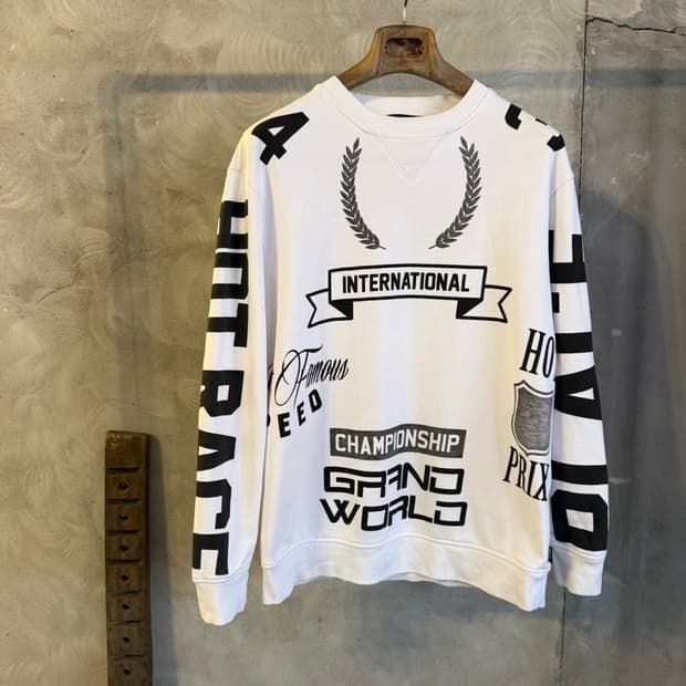 모스키노 그래픽 맨투맨 100