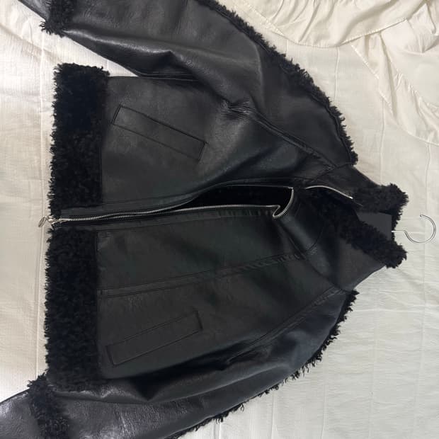 YUSE 블랙 무스탕 자켓