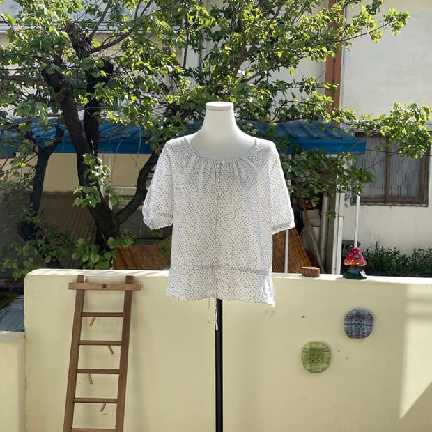 모리걸 화이트 도트 셔링 블라우스