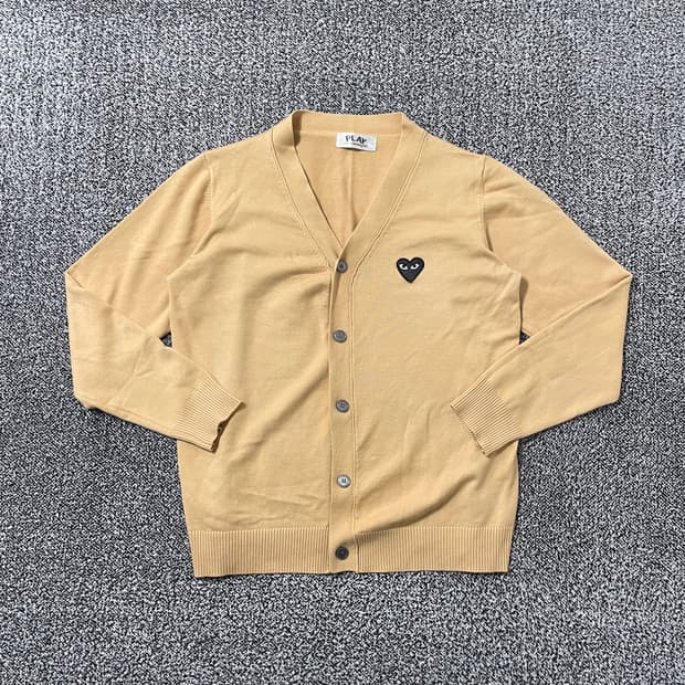 빈티지9. 꼼데가르송 플레이 울 가디건 하트 와펜 니트 가디건 베이지