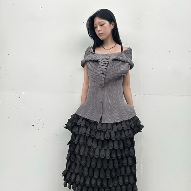 Off shoulder pleats top / grey