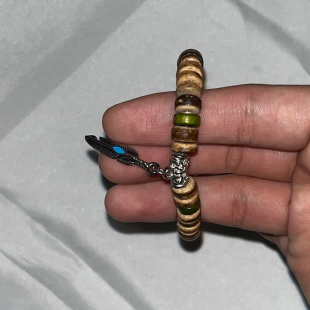 컬러풀 페더 우드 팔찌