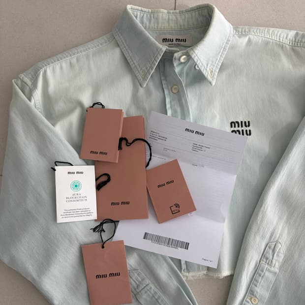 미우미우 크롭 샴브레이 셔츠 라이트 블루 38