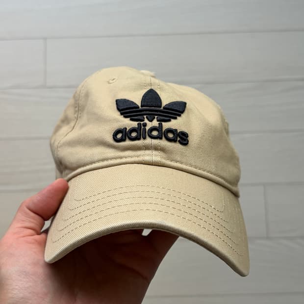 아디다스 오리지널 삼선 베이지 볼캡
